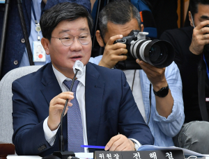 전해철 장관, 신속·안전 코로나19 백신 접종 지원할 것