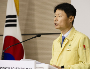 정부 “의사 수 부족 심각해 의대 정원확대 미룰 수 없다”