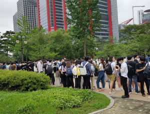 전공의 수천 명, 여의도공원에 뭉쳤다… “의대 정원확대 반대”
