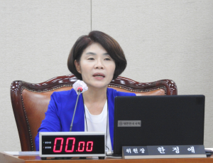 한정애, 국회 복지위원장 사임… 민주당 정책위의장으로 발탁