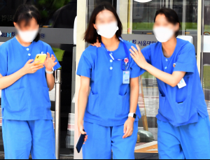 업무 복귀하는 전공의… 코로나19 검사 후 진료현장으로