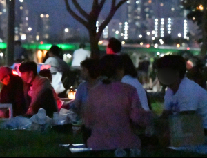 '거리두기 격상'에도 지난 주말 외출 늘었다