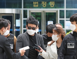 ‘경비원 폭행’ 가해자, 법원서 혐의 부정…“CCTV 편집된 것”