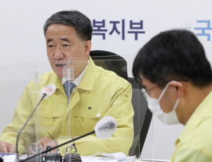 박능후 “확진자 사흘째 두 자릿수… 안심하기엔 일러”