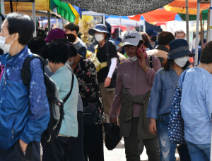 '동충하초 설명회' 연쇄감염 보니…끈질긴 코로나에 '마스크' 도 불안