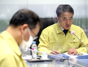 박능후 “확진자 감소 추세지만, 등락 반복… 여전히 불안”