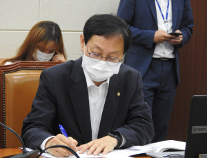 [2020 국감] 노인, 요양원·요양병원 말고 지역에서 머물 수 있어야