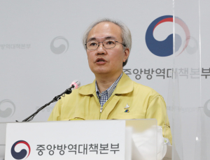 권준욱 “다른 국가 봉쇄정책 펼치기도… 우린 절대 선택해선 안 되는 방법”