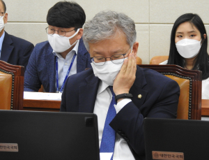 권칠승 ‘친절한 의사법’ 발의… 의료계 “친절한 국회의원법도 발의하라”