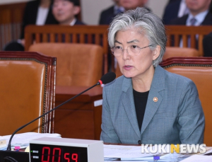강경화 “남성 위주 기득권 문화 속 회의 느껴…기를 쓰고 하고 있다”