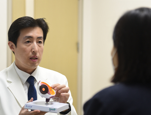 [글로벌 명의 명클리닉] 황반변성 치료 권위 송지훈 아주대병원 안과 교수