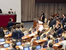 공수처법 개정안, 국회 본회의 통과…野 “민주당, 역사 앞에 부끄러운 줄 알라”