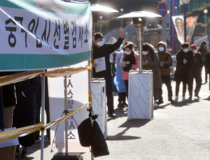 사회적 거리두기 완화, 하루 확진자 400명대 떨어져야