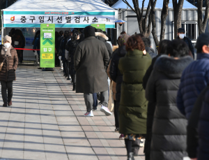 코로나19 3차 대유행 첫 안정세… 재생산지수 최소 0.93