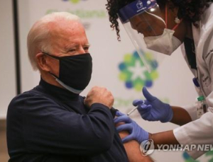 바이든, 화이자 코로나19 백신 공개 접종… 불신해소 위해 생중계