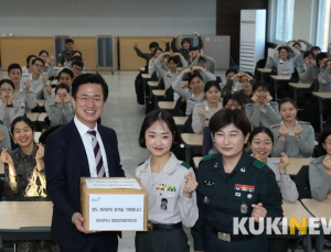 허태정 대전시장, 국군간호사관생도와 ‘하트 찰칵’