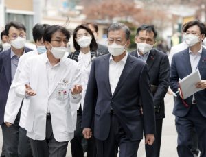 문 대통령 “의심환자 진료하고 안 알린 의료기관 '문책’ 대상”