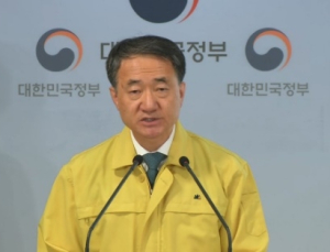 입국 제한하자 중국발 입국자 60% 줄었다