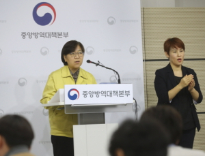 보건당국 “코로나19 확진자 중 한 명, 비교적 중증상태… 산소 치료 중”