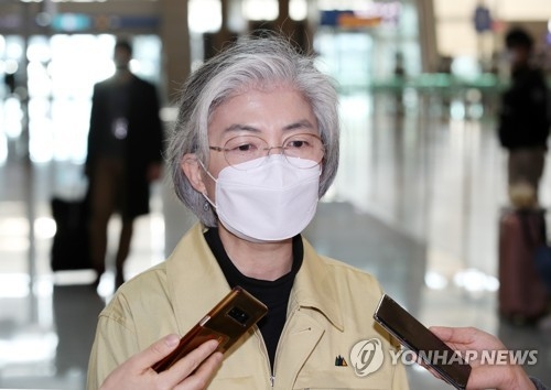 답하는 강경화 장관, 사진출처=연합뉴스