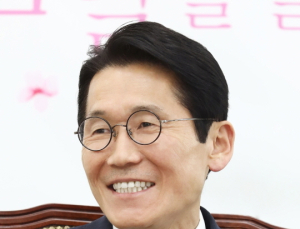 윤소하 “마스크·방호 장비 안정적 확보 위해 개성공단 재개하자”