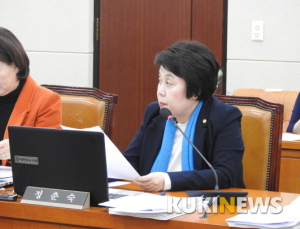 정춘숙 “공적마스크 판매하는 1인 약국, 지원 필요해”
