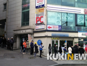 마스크 5부제 첫 주말 약국 가보니… 차분·성숙 시민의식 눈길