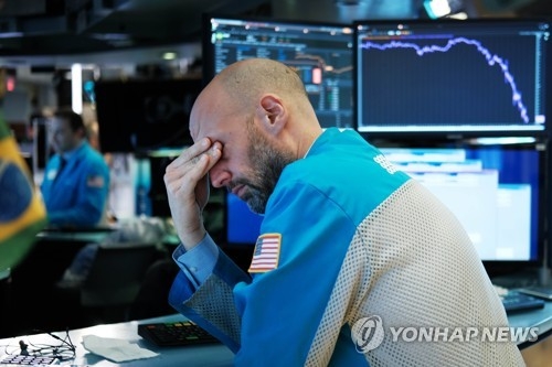 2020년 3월 18일 미국 뉴욕증권거래소(NYSE)에서 한 트레이더가 눈에 손을 올리고 있다, 사진=AFP/연합뉴스