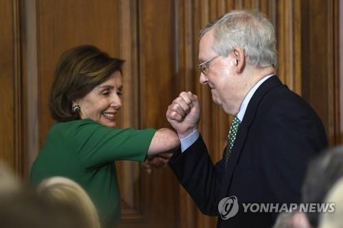 엘보 범프하는 펠로시와 매코널, 사진=AP/연합뉴스