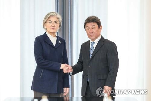 강경화 외교부장관이 지난 2월 15일 독일 뮌헨에서 모테기 도시미쓰 일본 외무상을 만나 악수하고 있다, 사진=외교부/연합뉴스