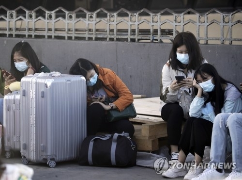 마닐라 공항에서 출국 비행기 기다리는 승객들, 사진=마닐라 EPA/연합뉴스