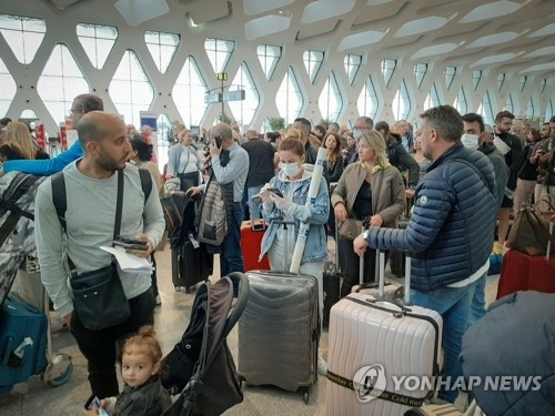 항공 묶인 모로코 공항서 특별기 기다리는 여행객들, 사진=연합뉴스
