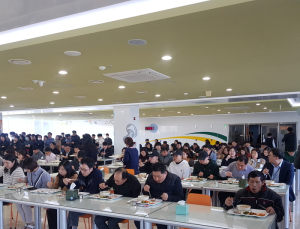 [포토] 구내식당 한 줄 앉기로 ‘사회적 거리두기’