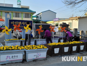 [포토] 화훼농가 돕고 주변 봄꽃단장 ‘이석이조’