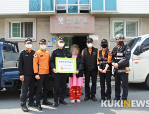 [포토] 화재피해 기초생활수급 가정에 성금
