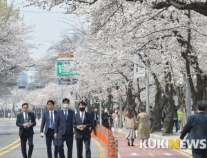 ‘정상영업·일상복귀’ 걸림돌 될 수 있다…주말 등산·꽃놀이 주의