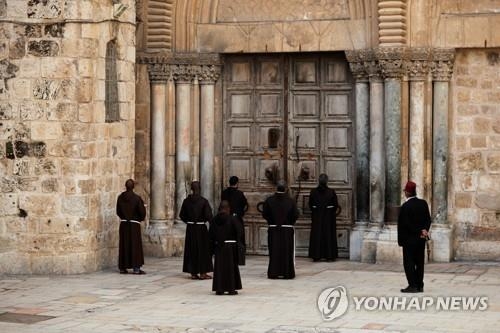 로마가톨릭 수도사들이 예루살렘의 성분묘교회 앞에서 기도하고 있다, 사진=로이터/연합뉴스