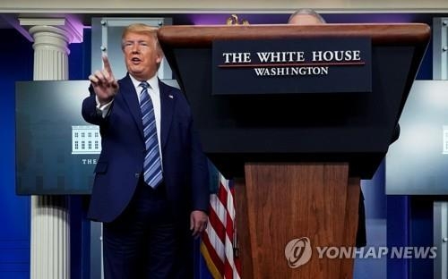 취재진의 질문을 막는 도널드 트럼프 미국 대통령, 사진=로이터/연합뉴스