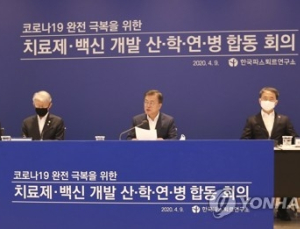 정부, 코로나 치료제·백신 전문가 만나 