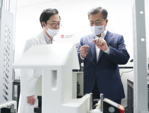 문 대통령 “코로나19 치료제 개발 노력, 정부가 100% 보상할 것”