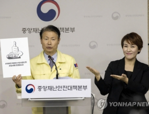 엄지 올려 가슴에 대고 환한 미소… ‘덕분에 챌린지’로 의료진 응원