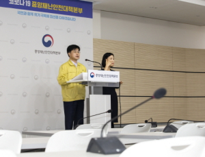 사회적 거리두기 느슨해져 확진자 증가 우려…생활방역 전환 시기 미정