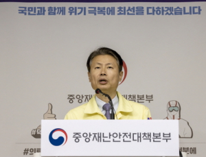 방역 당국, 사회적 거리두기 재차 연장… “양치기 소년 같아 곤혹”