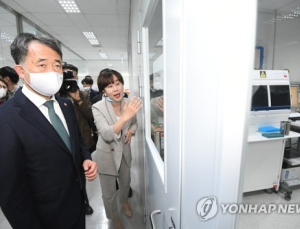 박능후, GC녹십자 찾아가 “코로나19 혈장치료제 개발 기대”