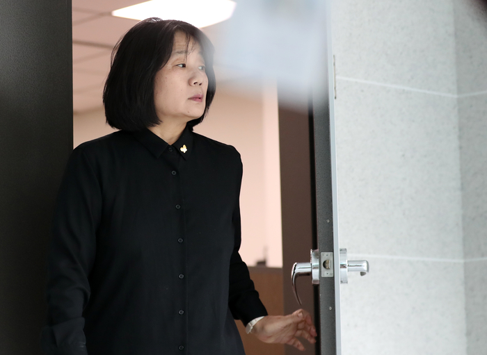 의원실 나서는 더불어민주당 윤미향 의원, 사진=연합뉴스