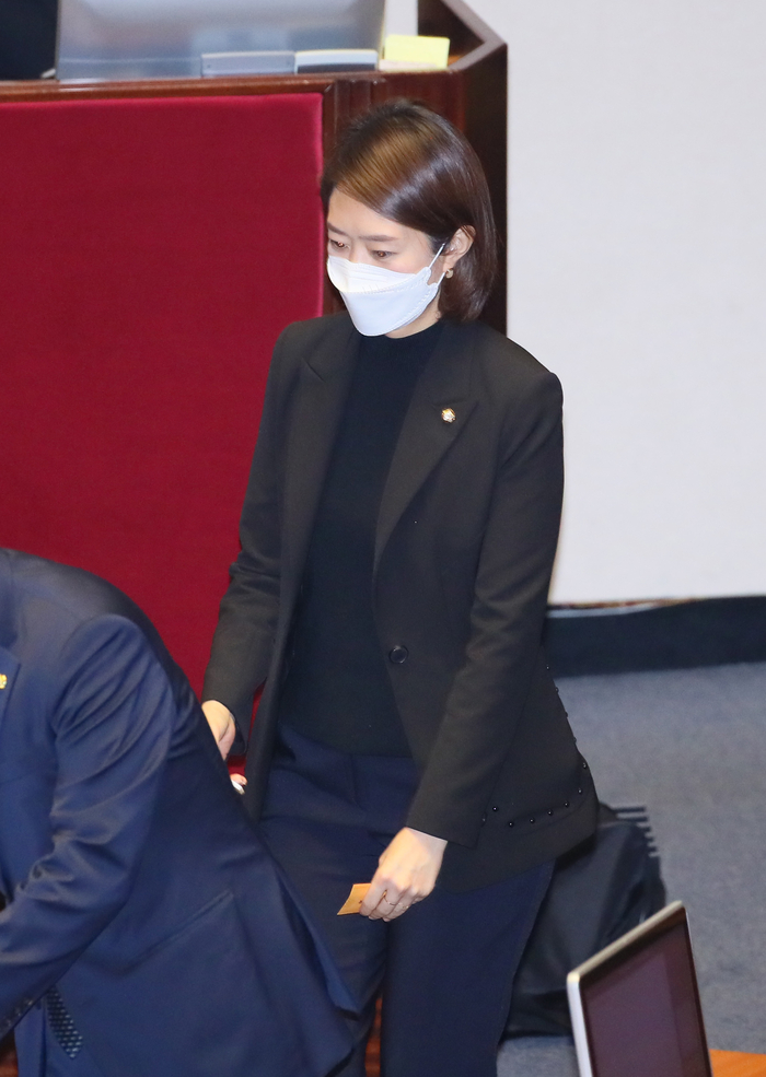 투표하는 고민정 의원, 사진=연합뉴스