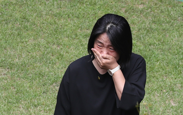눈물 흘리는 윤미향 의원, 사진=연합뉴스