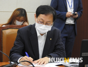 [순간포착] 국민연금 이사장에서 복지위 간사된 김성주 ‘의원’