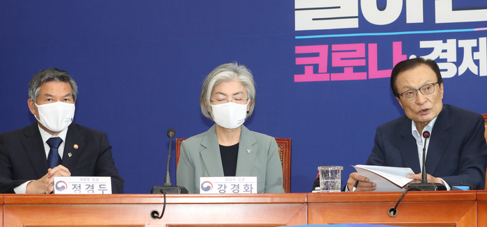 회의 참석한 정경두 국방부장관, 강경화 외교부장관가 더불어민주당 이해찬 대표, 사진=연합뉴스