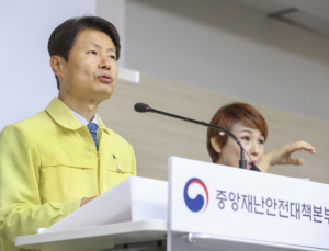 뷔페서 음식 가지러 이동 시에도 ‘마스크’ 착용… 단체식당 ‘시차제’ 적용